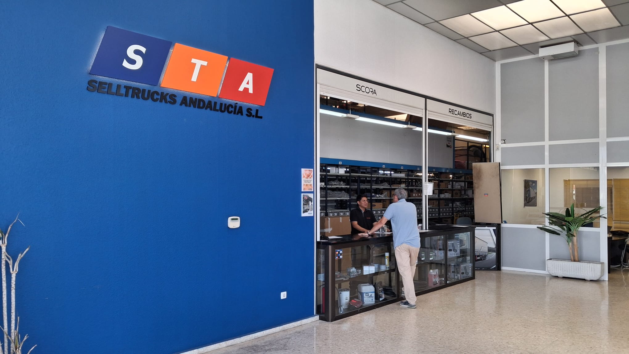 Recepción y mostrador de recambios de Selltrucks Málaga